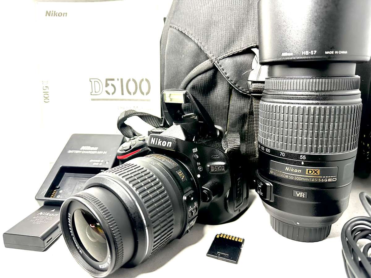 Nikon D5100 with 2x Lens and accessories + Bag