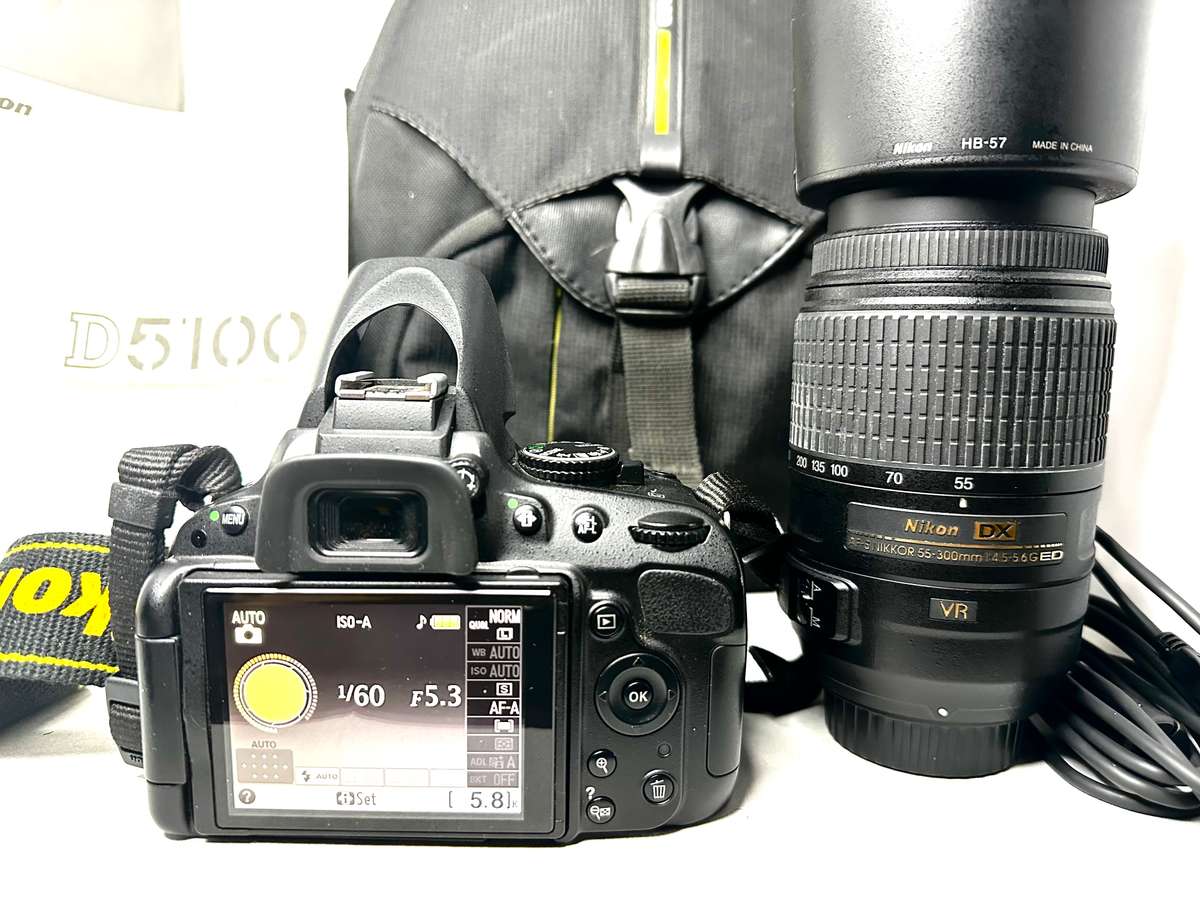 Nikon D5100 with 2x Lens and accessories + Bag