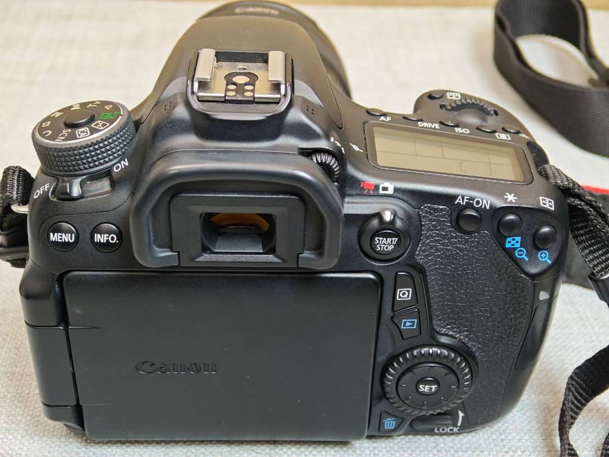 Canon EOS 70D DSLR Camera Kit + EF-S 18-135mm IS STM Lens | Low Shutter Count