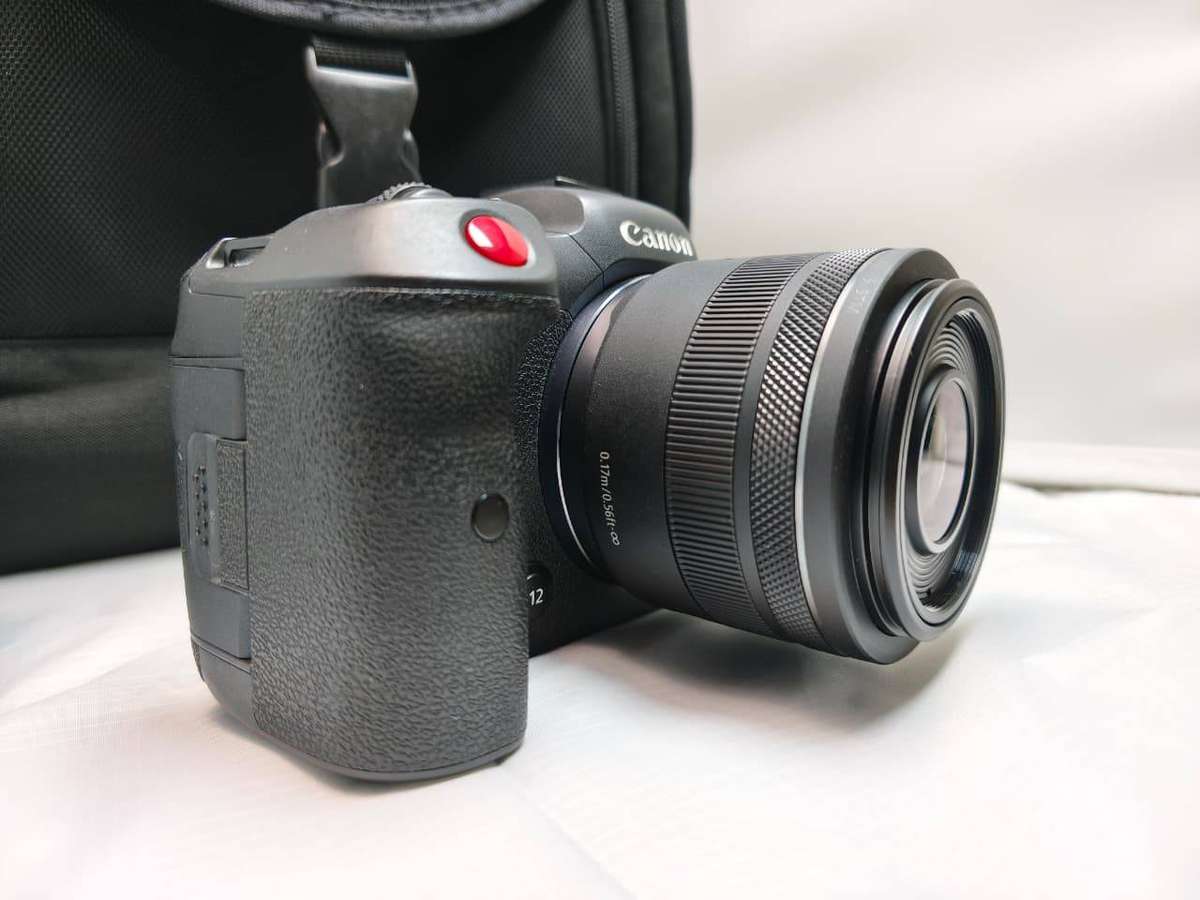 Canon EOS R5 C + RF 35mm f/1.8 Macro IS STM Professional Creator Kit