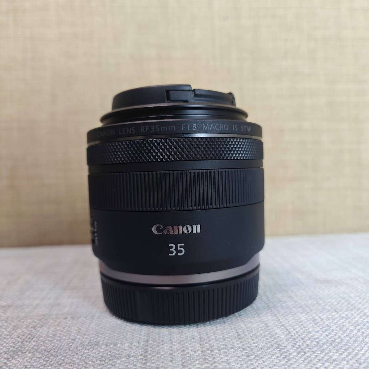 Canon RF 35mm f/1.8 Macro IS STM Lens Excellent Condition