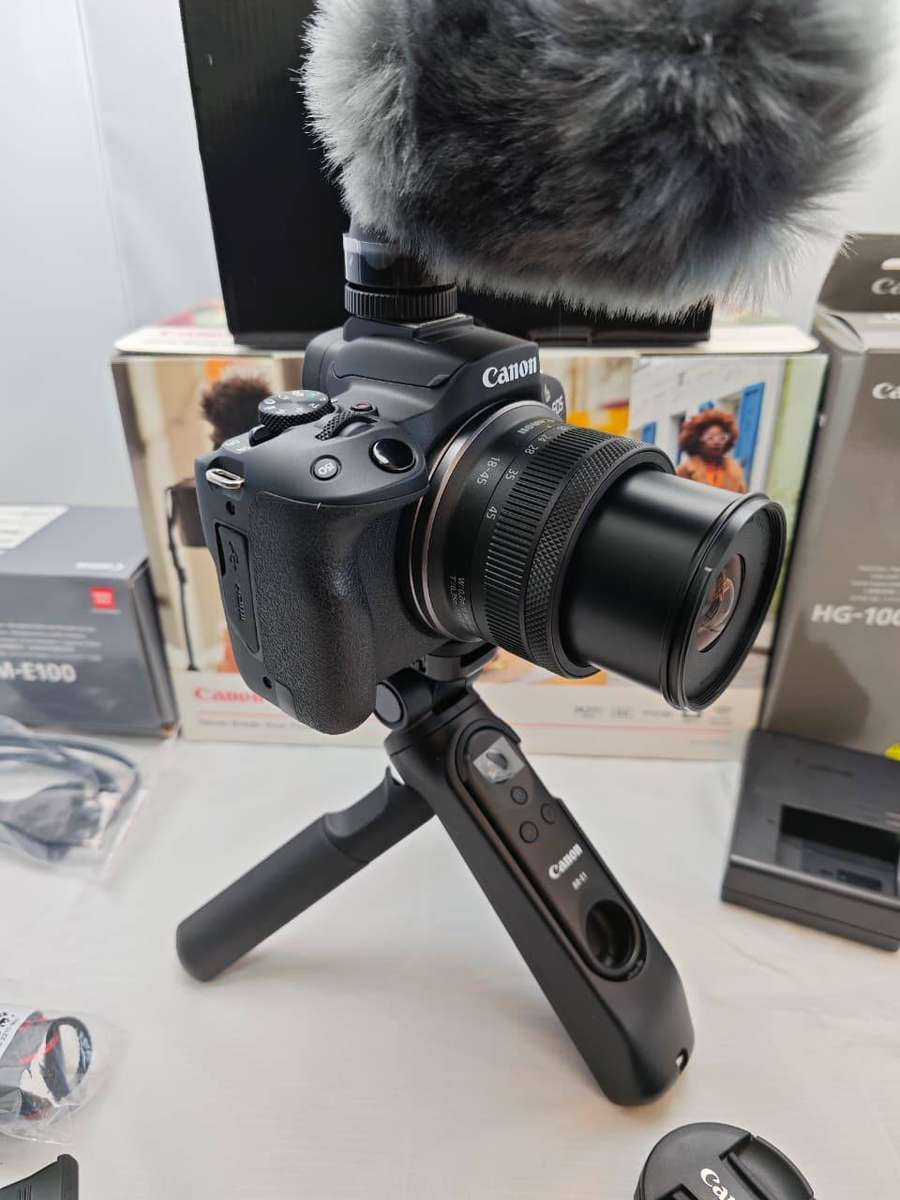 Canon EOS R50 Content Creator Kit  Like New  Only 51 Shutter Actuations