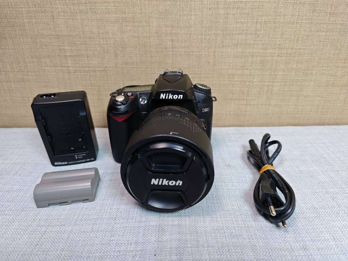 Nikon D90 DSLR Camera with 18-105mm VR Lens Kit + Accessories