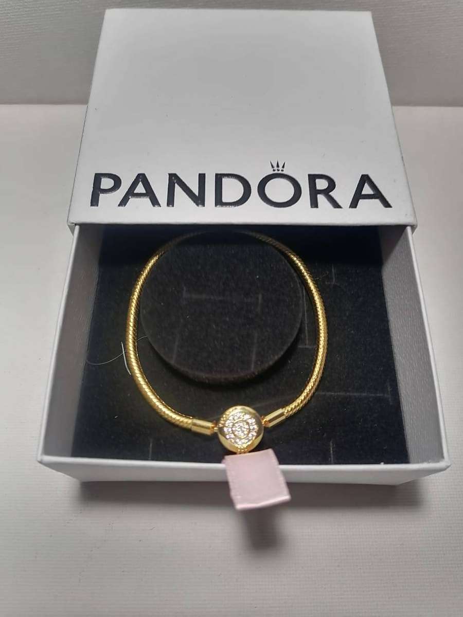 ***Pandora Moments Sparkling Crown O Snake Chain Bracelet***