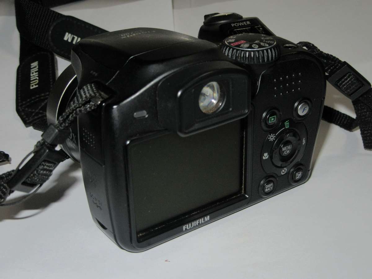 Fuji S5700 - 10x Optical Zoom - 7 Megapixel