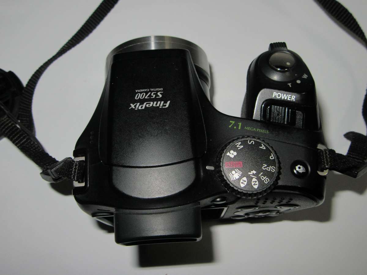 Fuji S5700 - 10x Optical Zoom - 7 Megapixel