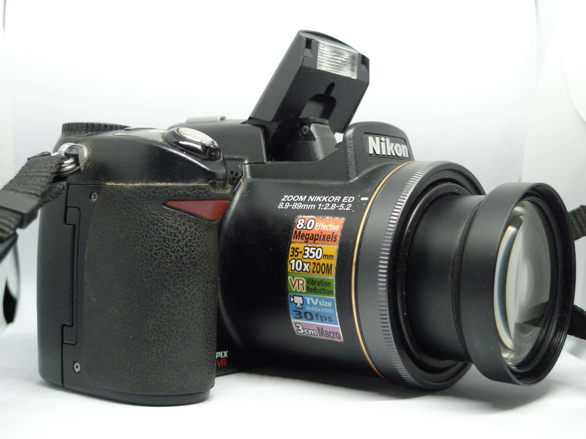 Nikon Coolpix 8800 - 10x Optical Zoom - 8 Megapixels