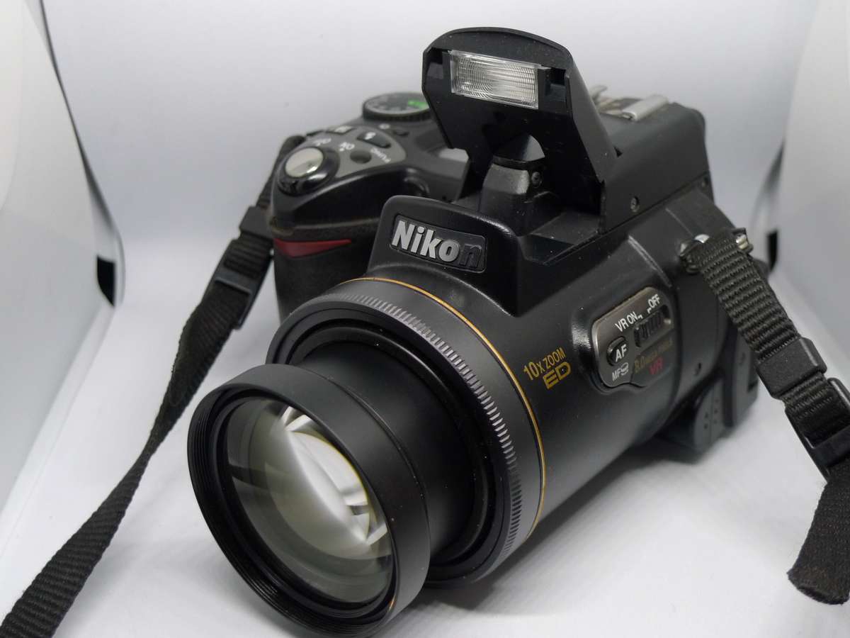 Nikon Coolpix 8800 - 10x Optical Zoom - 8 Megapixels