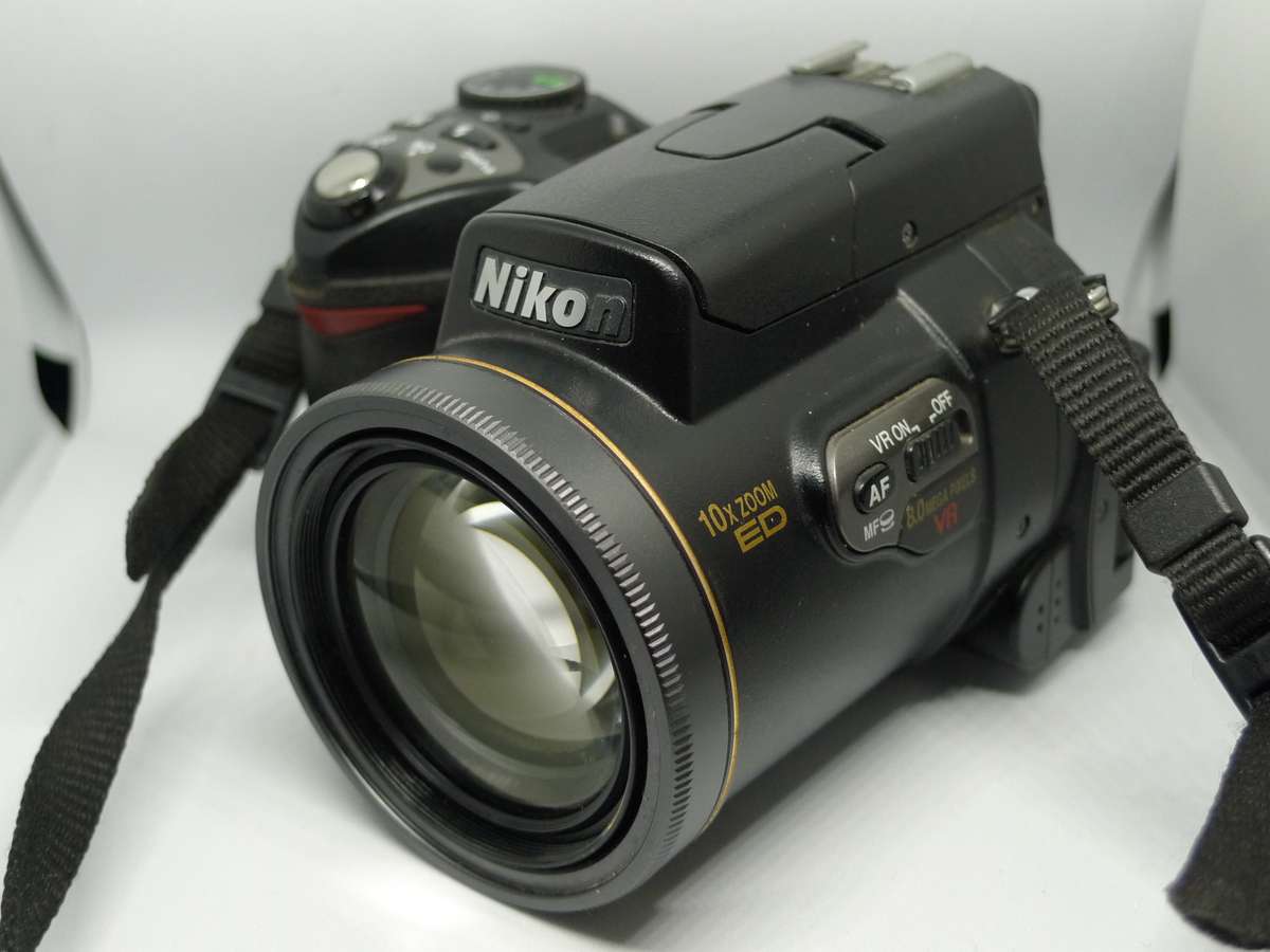 Nikon Coolpix 8800 - 10x Optical Zoom - 8 Megapixels