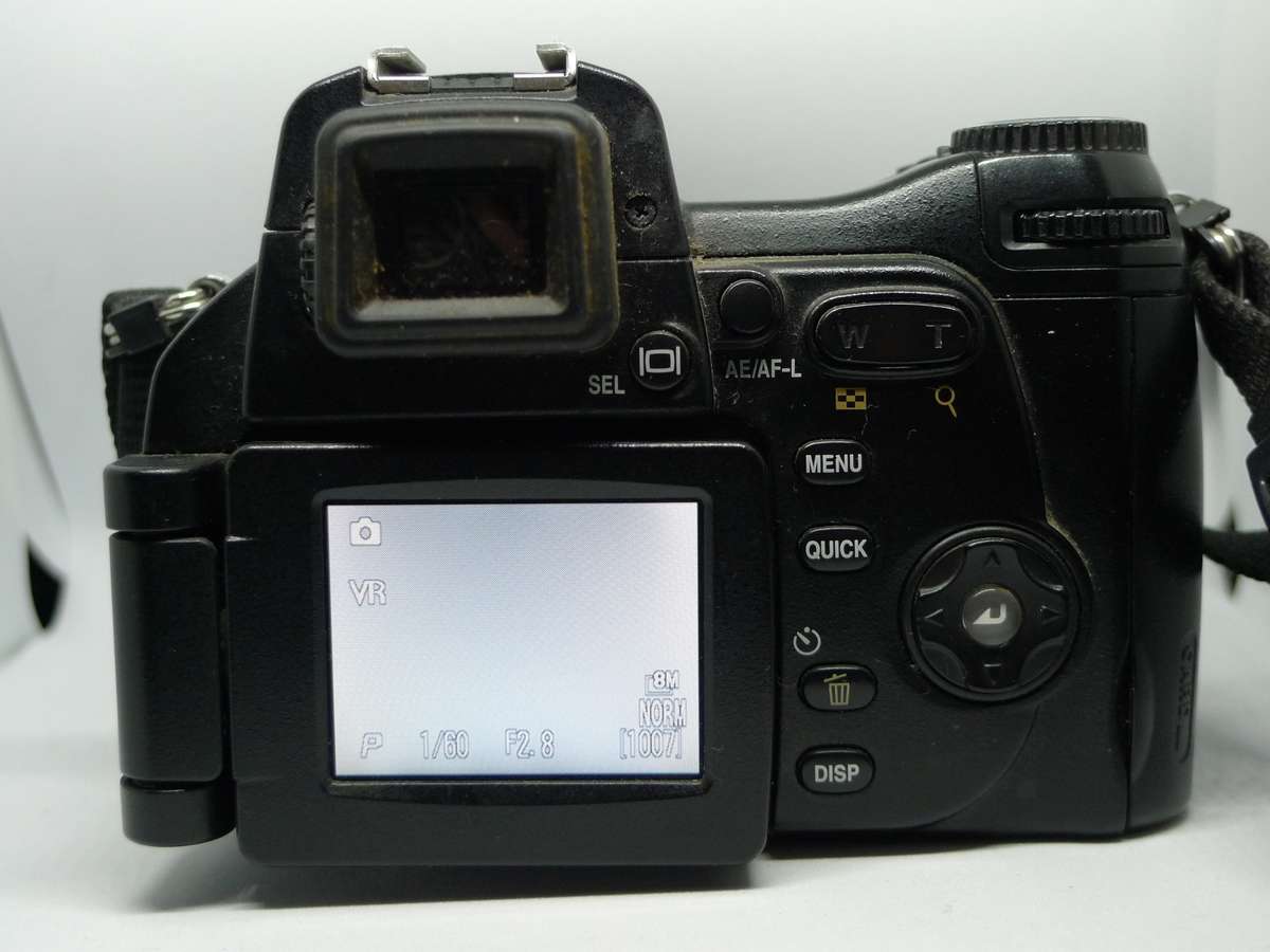 Nikon Coolpix 8800 - 10x Optical Zoom - 8 Megapixels