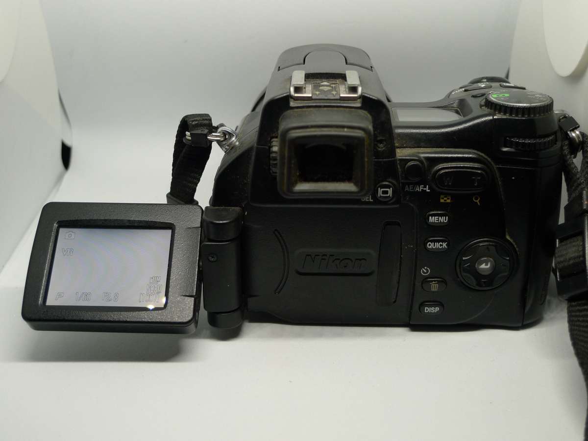 Nikon Coolpix 8800 - 10x Optical Zoom - 8 Megapixels