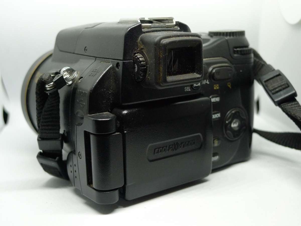 Nikon Coolpix 8800 - 10x Optical Zoom - 8 Megapixels