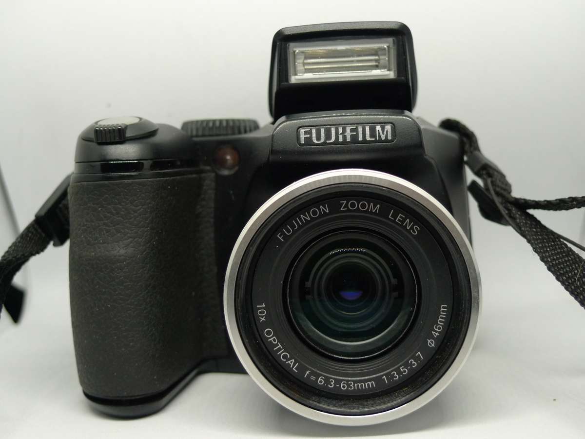 Fuji S5700 - 10x Optical Zoom - 7 Megapixel