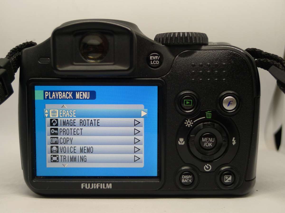 Fuji S5700 - 10x Optical Zoom - 7 Megapixel