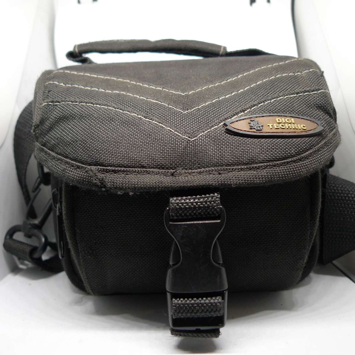 Panasonic FZ18 - 18x Optical Zoom - 8.1 Megapixels (Full Kit)