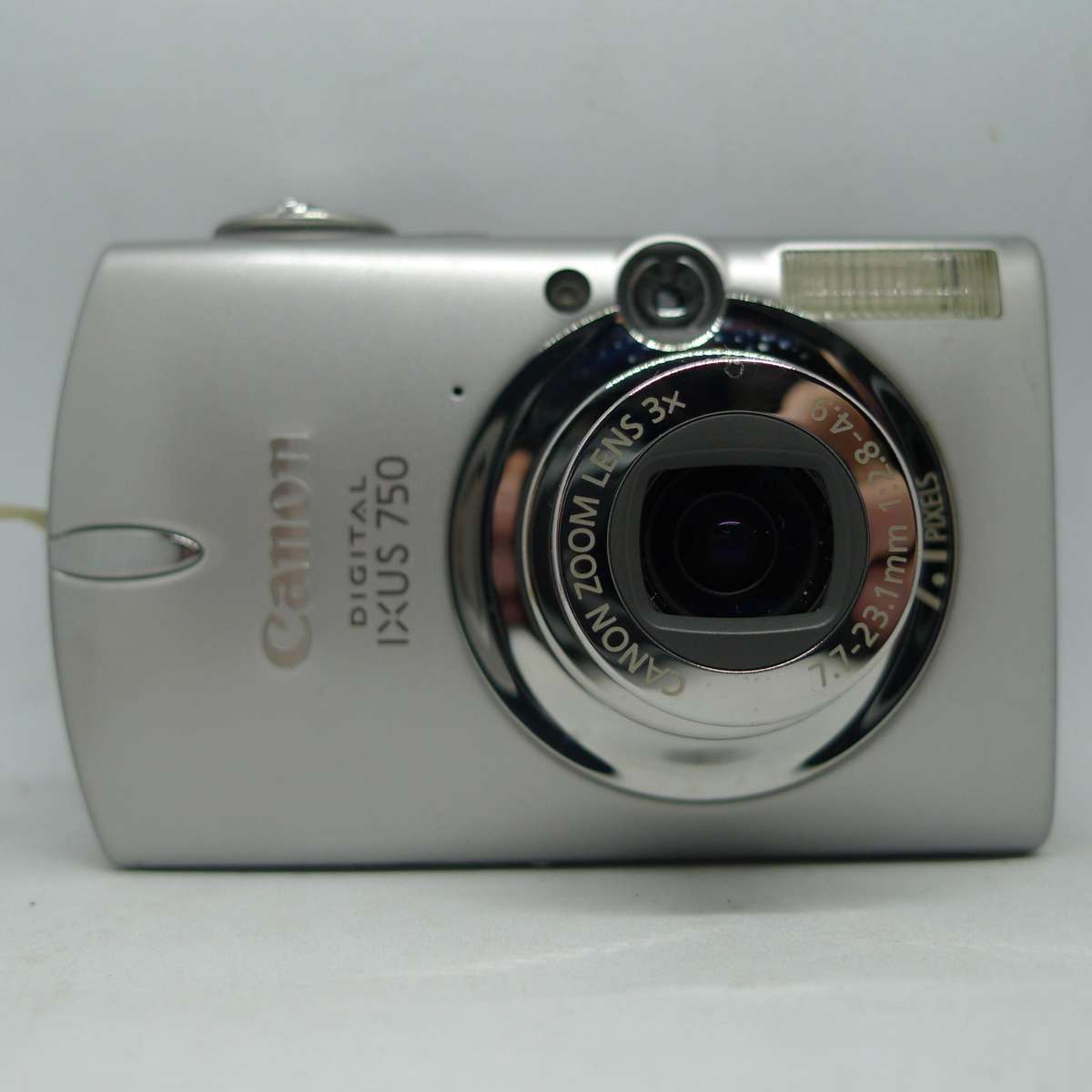 Canon IXUS 750 - 7.1 Megapixels -  3x Optical Zoom