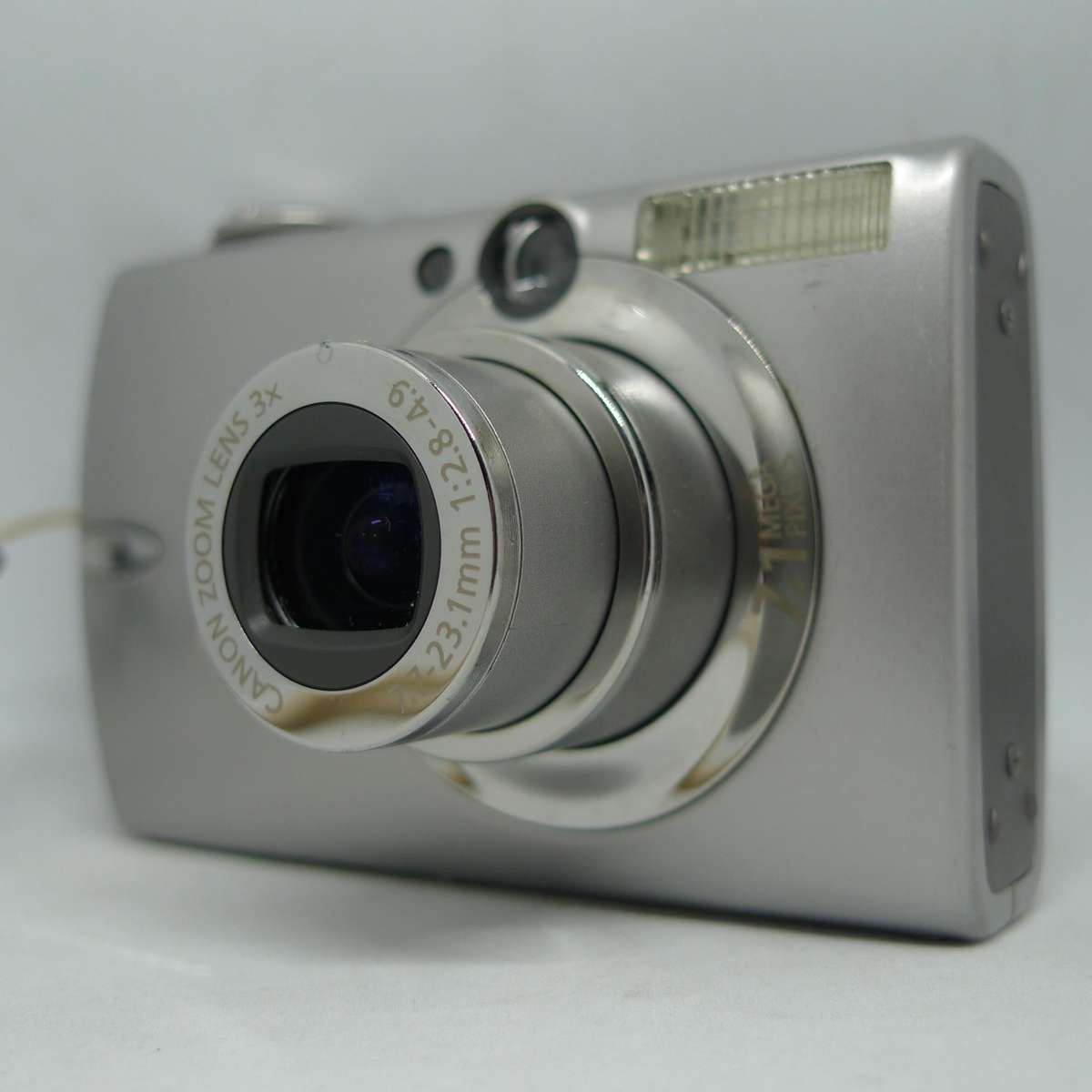 Canon IXUS 750 - 7.1 Megapixels -  3x Optical Zoom