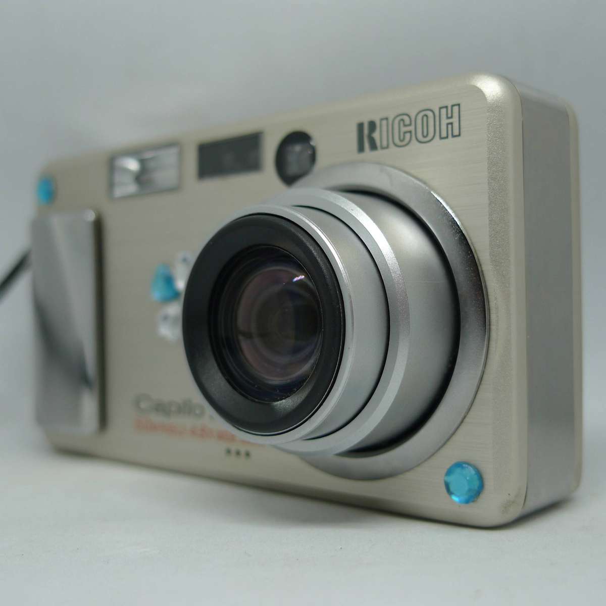 Ricoh Caplio R1v - 5.0 Megapixels - 4.8x Optical Zoom