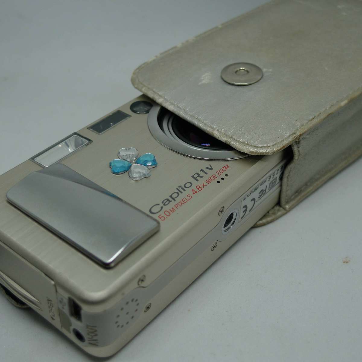 Ricoh Caplio R1v - 5.0 Megapixels - 4.8x Optical Zoom