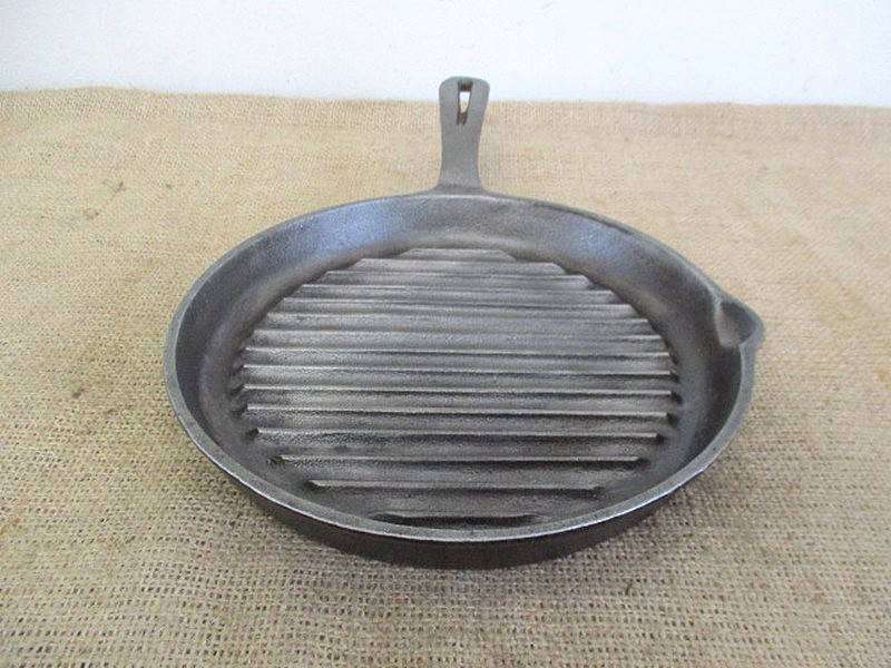 Beautiful Vintage Taiwan 9 inch / 230mm Cast Iron Steak Pan