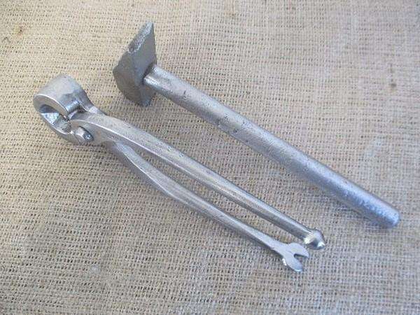 Nice Sturdy Vintage Elliott-Lucas 8 inch Blacksmith Tong With Matching 700gr Machinist Hammer