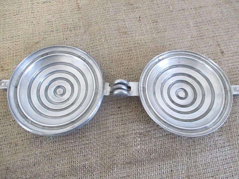 Lovely Vintage Pressure Jaffle Toaster/Maker