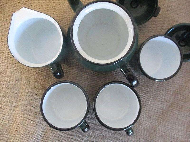 Awesome Vintage Enamel "Made In Poland" Set Consisting Of Teapot, Milk Jar, Sugar Bowl And Two Mugs