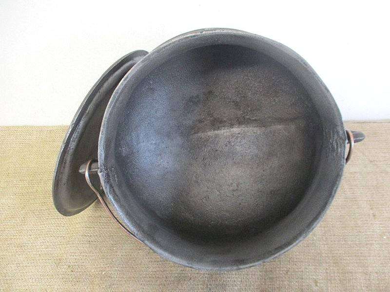 Magnificent And Robust Sizable Vintage Bush Baby #3 Three Legged Solid Cast Iron Potjie Pot