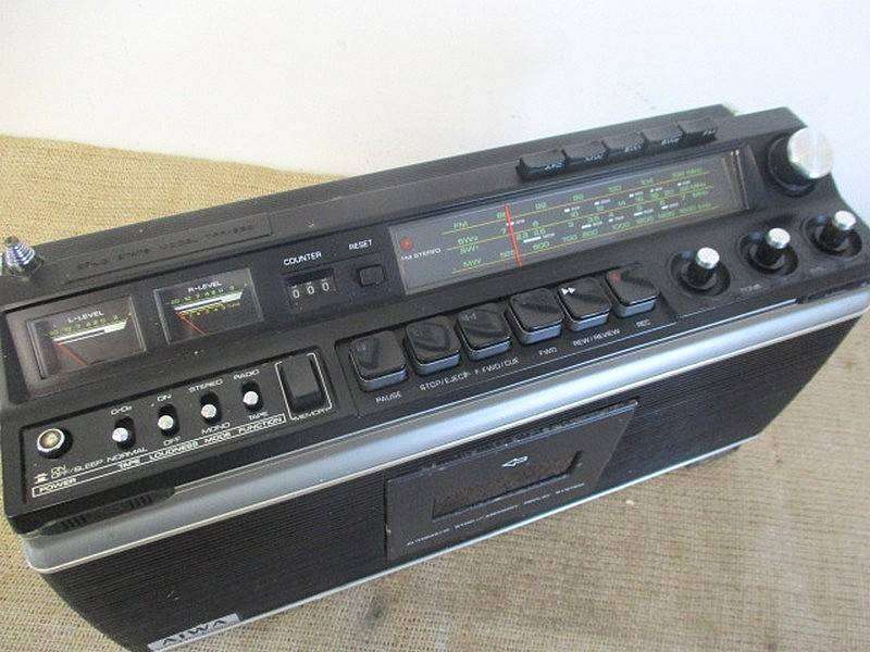 Vintage Aiwa Model TPR-930 Stereo 4 Band Portable Cassette  Radio Recorder Player