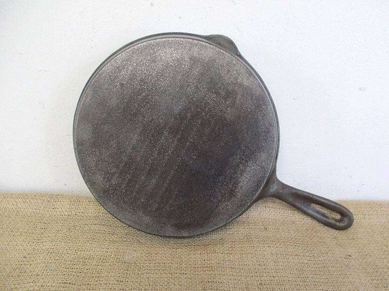 Beautiful Vintage Taiwan 9 inch / 230mm Cast Iron Steak Pan