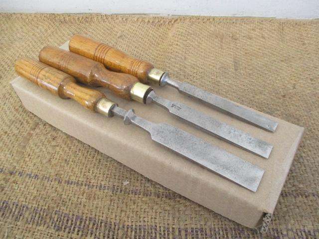 Nice Set Of Three Vintage High Quality Carpenter Woodworking Chisels   7/8" - 5/8" - 1/2"