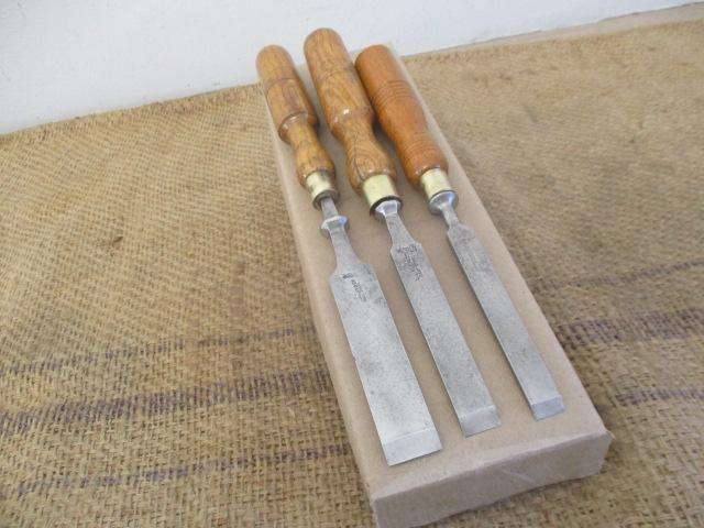 Nice Set Of Three Vintage High Quality Carpenter Woodworking Chisels   7/8" - 5/8" - 1/2"