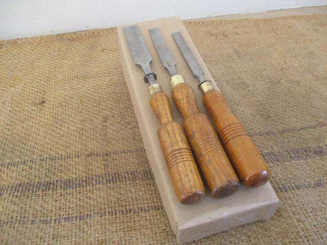 Nice Set Of Three Vintage High Quality Carpenter Woodworking Chisels   7/8" - 5/8" - 1/2"