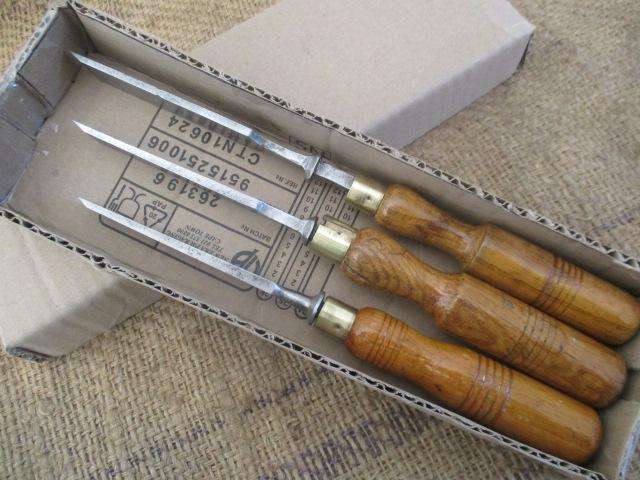 Nice Set Of Three Vintage High Quality Carpenter Woodworking Chisels   7/8" - 5/8" - 1/2"