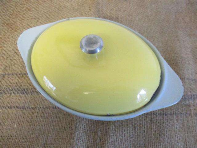 Very Nice Vintage Oval Cast Iron Enameled Casserole