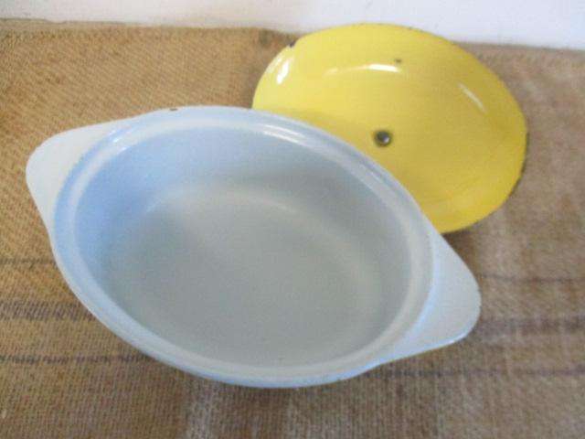 Very Nice Vintage Oval Cast Iron Enameled Casserole