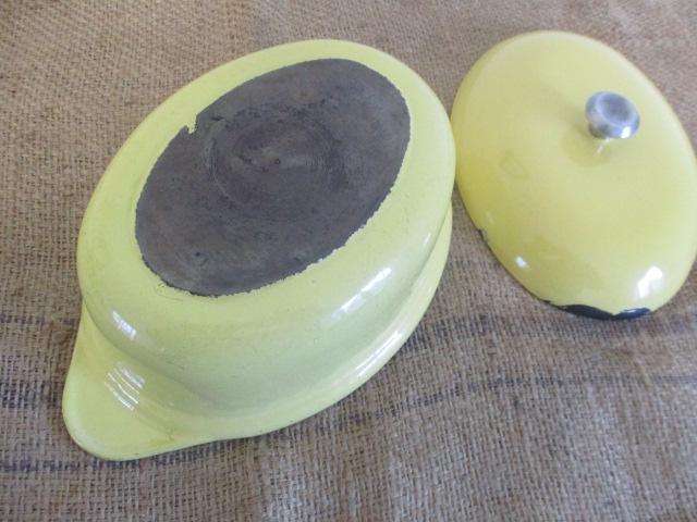 Very Nice Vintage Oval Cast Iron Enameled Casserole
