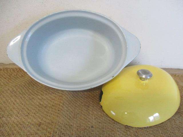 Very Nice Vintage Oval Cast Iron Enameled Casserole