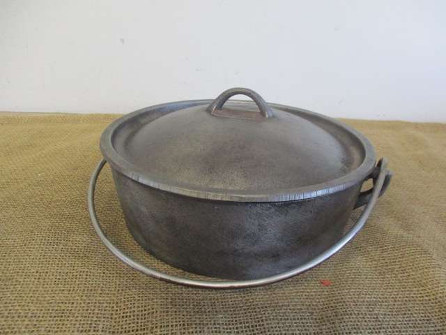 Great For That Potbrood.....This Vintage Falkirk No 3 Cast Iron Flat Bottom Pot