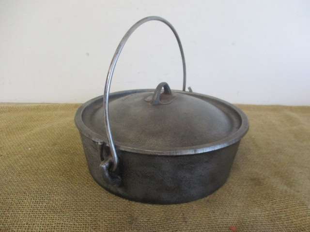 Great For That Potbrood.....This Vintage Falkirk No 3 Cast Iron Flat Bottom Pot