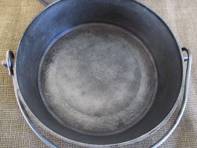 Great For That Potbrood.....This Vintage Falkirk No 3 Cast Iron Flat Bottom Pot