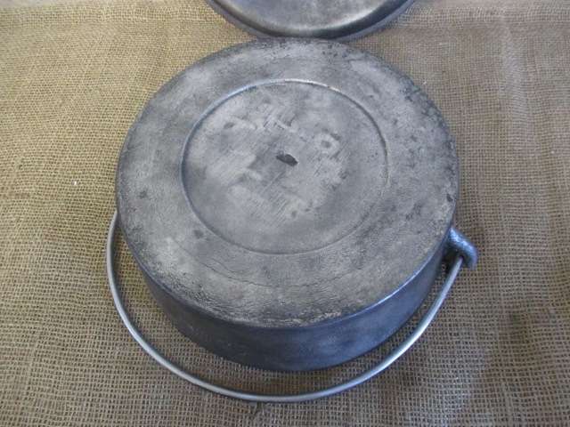Great For That Potbrood.....This Vintage Falkirk No 3 Cast Iron Flat Bottom Pot