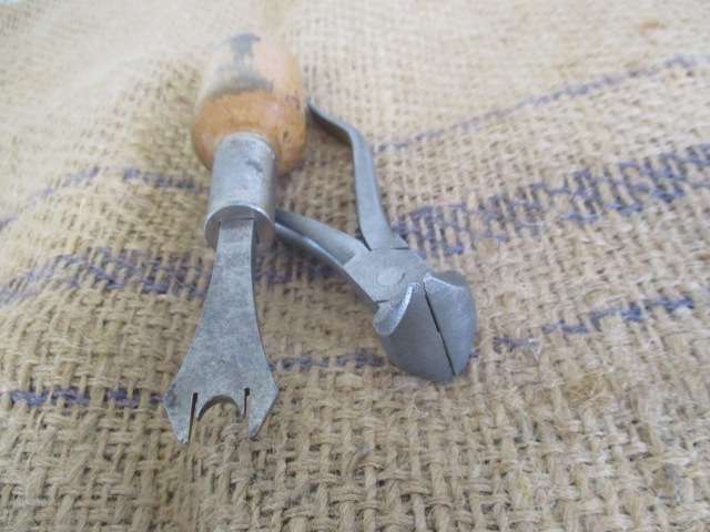 Are You Having Trouble Removing Staples....Here Is The Answer.....Staple Remover