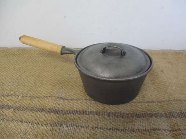Beautiful Vintage Taiwan 20T Cast Iron Lidded Sauce Pan