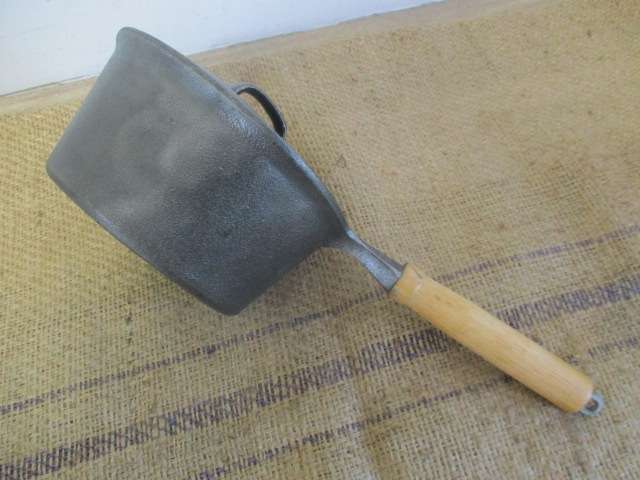 Beautiful Vintage Taiwan 20T Cast Iron Lidded Sauce Pan