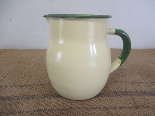 Nice Sizable Vintage Old Fashioned Enamel 1,5lt  Milk Jug