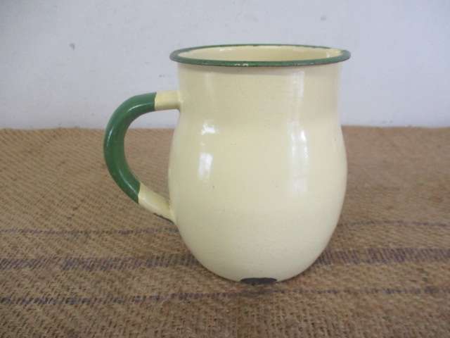 Nice Sizable Vintage Old Fashioned Enamel 1,5lt  Milk Jug