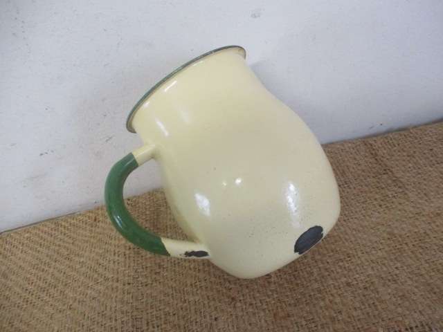 Nice Sizable Vintage Old Fashioned Enamel 1,5lt  Milk Jug