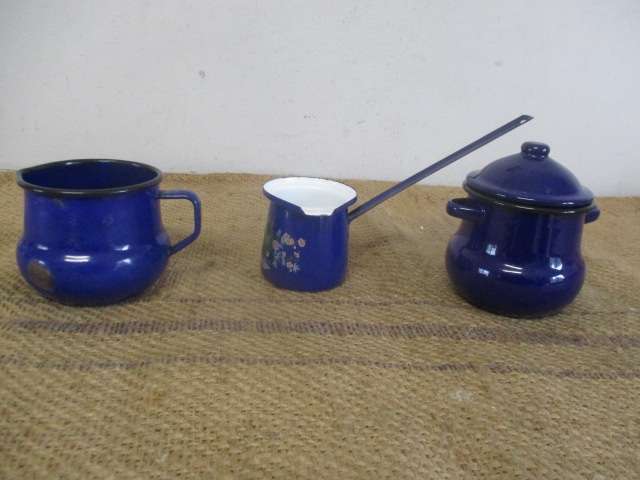 Nice Vintage Trio Old Fashioned Blue Enamelware Set