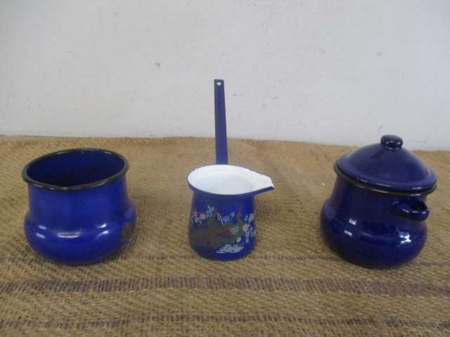 Nice Vintage Trio Old Fashioned Blue Enamelware Set